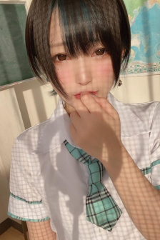 三个黑人一个接一个上